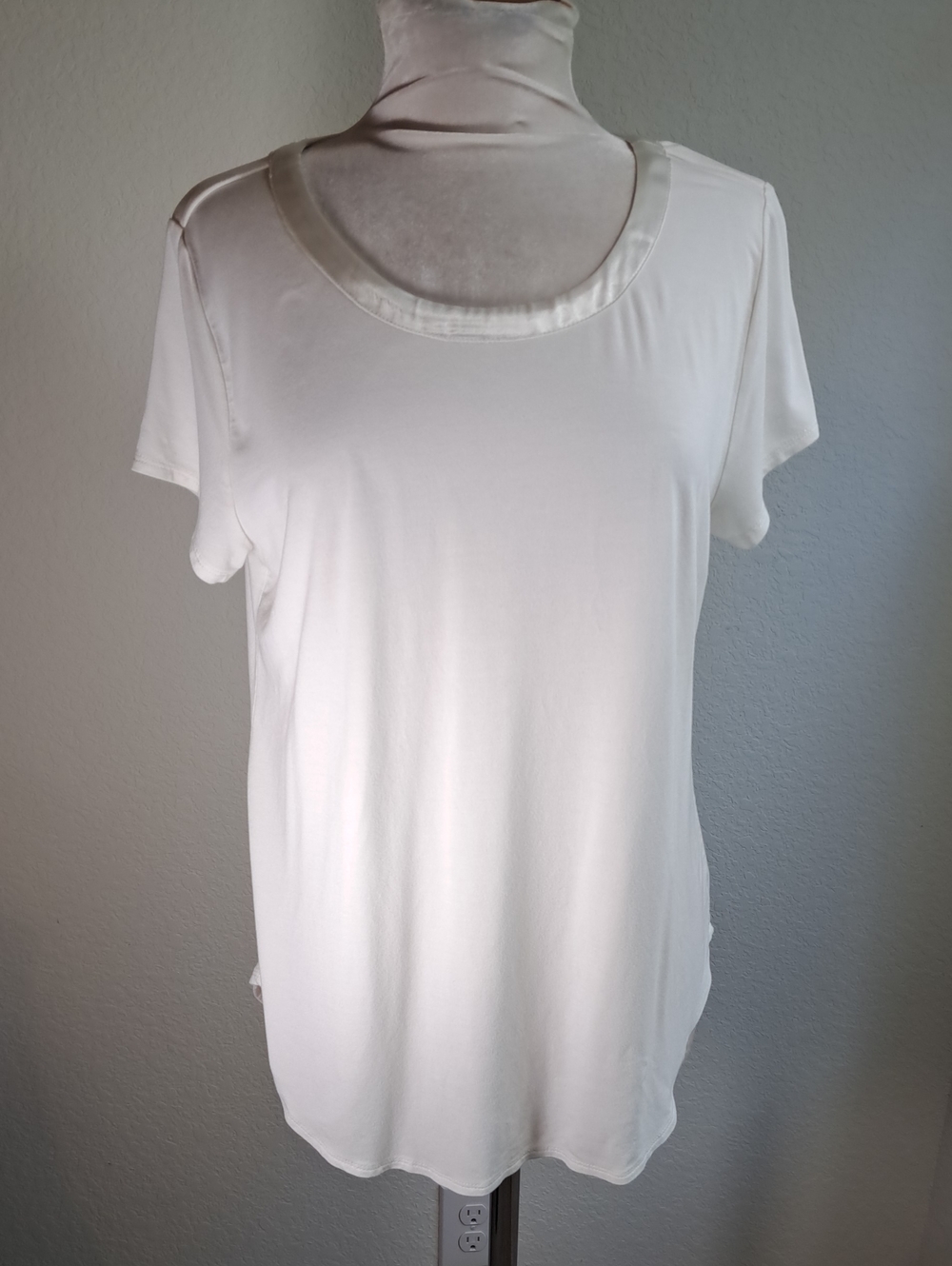 Alfani Women’s White Scoop Neck Short Sleeve Tee Satin Neck Trim Large Curve Hem
